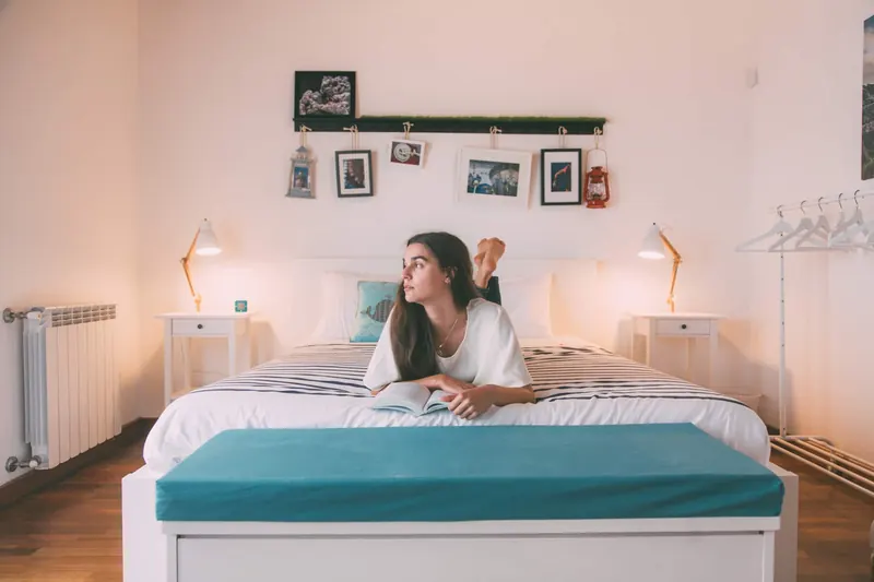Quarto 1:  Aqui pode desfrutar de bons momentos de tranquilidade para descansar ou ler um livro no conforto da cama "queen size".